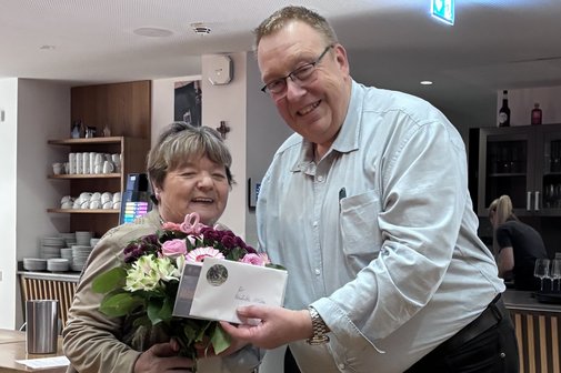 Der Kreisvorsitzende Dirk Schilder &uuml;berreicht Reinhilde Zittlau einen Blumenstrau&szlig;
