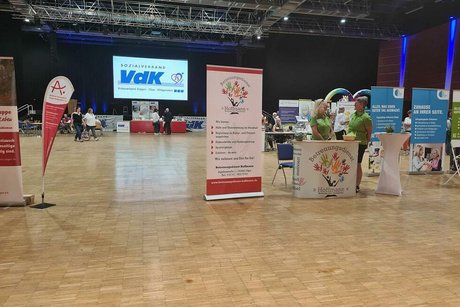 Messestände verteilen sich in der großen Siegerlandhalle.