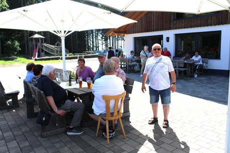 Manfred Klein begrüßt seine Gäste Manfred Klein und Mitglieder
