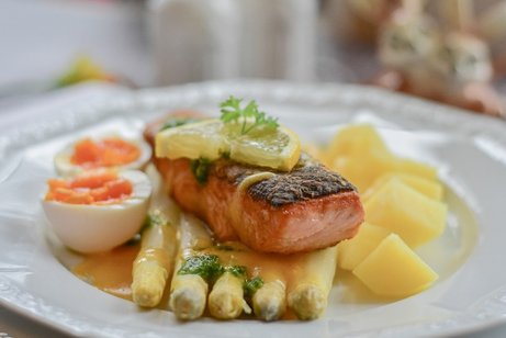 Spargelteller mit Kartoffeln, Lachs und Ei