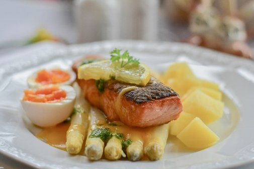 Spargelteller mit Kartoffeln, Lachs und Ei