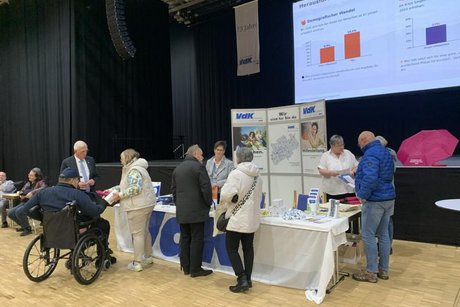 VdK-Mitglieder am Messestand in Geprächen mit Interessierten