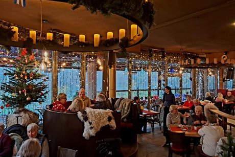 Mitglieder beim Kaffee trinken