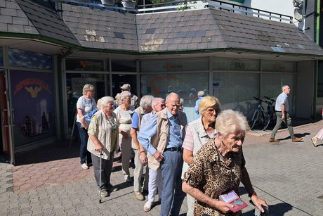 Menschen stehen bei der Essenausgabe an