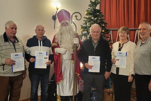 Ehrungen für langjährige Mitgliedschaft Die geehrten Mitglieder mit ihren Urkunden Ulrich Scheipers (10 Jahre), Christian Wulff (10 Jahre), der Nikolaus, Helmut Heggelmann(25 Jahre), Anna Penner (10 Jahre), OV-Vorsitzender Ulrich Stratmann