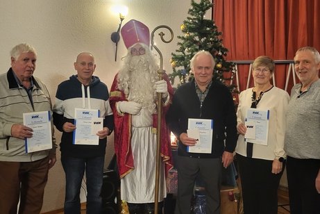 Die geehrten Mitglieder mit ihren Urkunden Ulrich Scheipers (10 Jahre), Christian Wulff (10 Jahre), der Nikolaus, Helmut Heggelmann(25 Jahre), Anna Penner (10 Jahre), OV-Vorsitzender Ulrich Stratmann