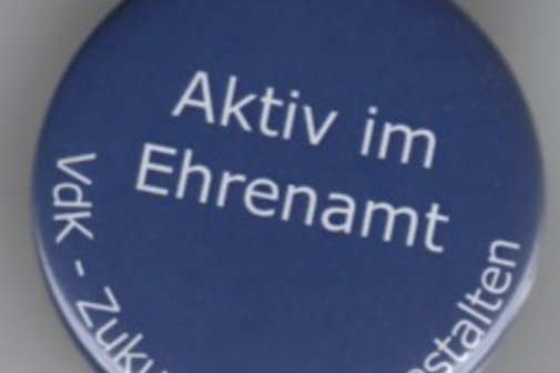 Das Bild zeigt einen Button mit wei&szlig;er Schrift aktiv im Ehrenamt auf blauen Grund
