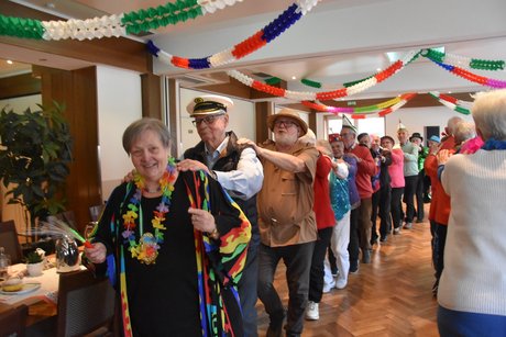 Strahlend empfängt Eveline Gerdes den Orden von Stadtprinz Jochen I.; Marion II. sieht es gerne.