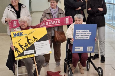 "Stummer Protest" vor Ratssitzung in der Mercatorhalle