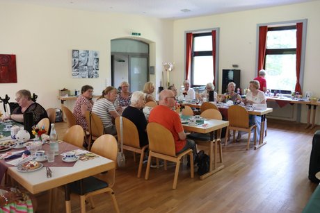 Treffen der Vertreterinnen der Frauen. Mehrere Frauen sitzen an drei langen Tischen und verfolgen den Vortrag.