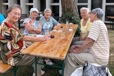 F&uuml;nf Damen sitzen beisammen