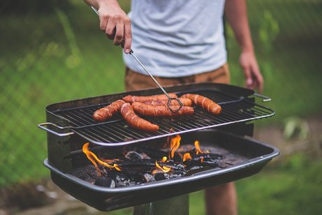 Mann am Grill