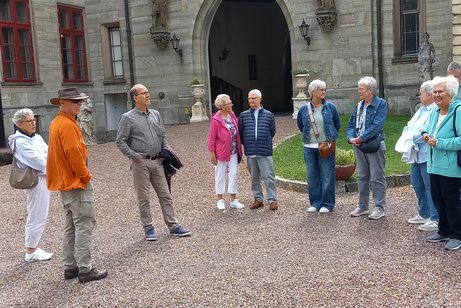 Teilnehmer einer Schlossbesichtigung