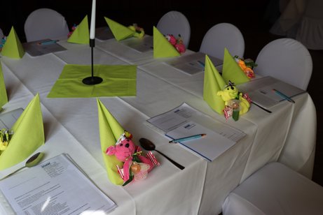 Unterlagen f&uuml;r die Jahreshauptversammlung und Dekoration auf dem Tisch.