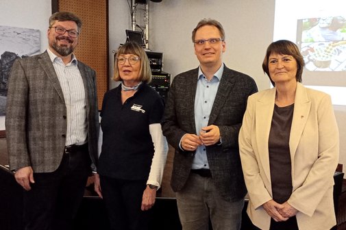 von links n. rechts: Christian Nicke, 1. Vorsitzende Gudrun Pohl, Dr. Dennis Maelzer, Corinna Peter-Werner
