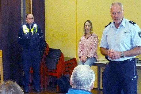 Mitglieder hören der Polizei und dem Seniorensicherheitsberater zu.