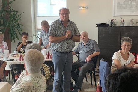 Dietmar Hohmt spricht zu den Anwesenden