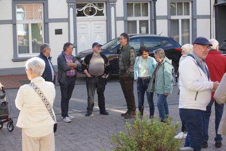 Menschen warten auf den Reisebus