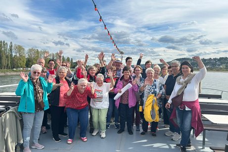Das Bild zeigt unsere Reisegruppe auf Deck eines Rheinschiffs.
