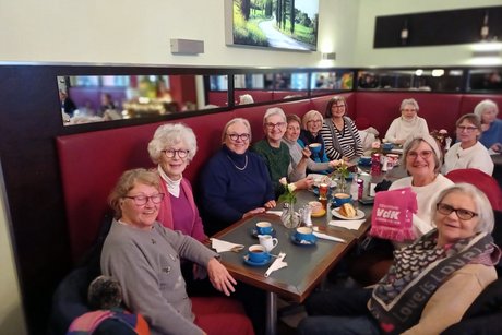 Damengruppe bei Kaffee und Kuchen