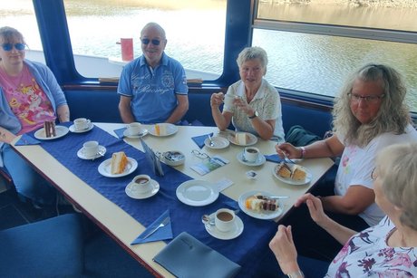 Auf dem Boot Mehrere Mitglieder des VDK OV Steckenborn bei Kaffee und Kuchen