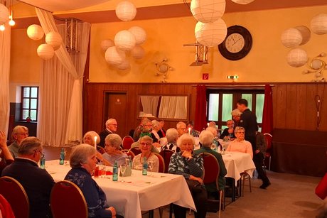 Mitgliederversammlung im weihnachtlichem Rahmen Mitgliederversammlung
