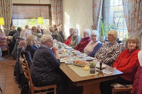 Mitglieder an der Kaffeetafel