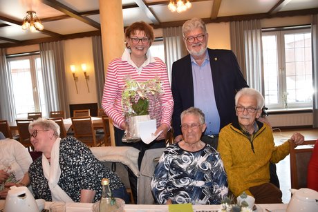 Gisela Menke links sitzend daneben rechts Manfred Radermacher. Hinter Radermacher steht Klaus Meiers und links daneben Jutta Baumhold mit einer Blume in der Hand.