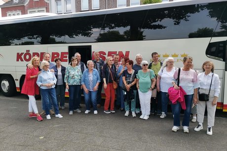 Gruppenfoto vor einem Reisebus.