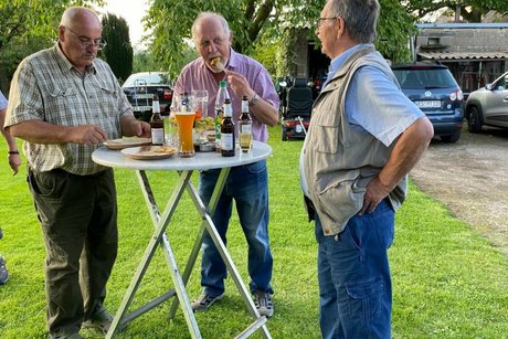 Mitglieder am Stehtisch