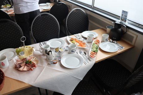 Frühstückstisch auf dem Schiff
