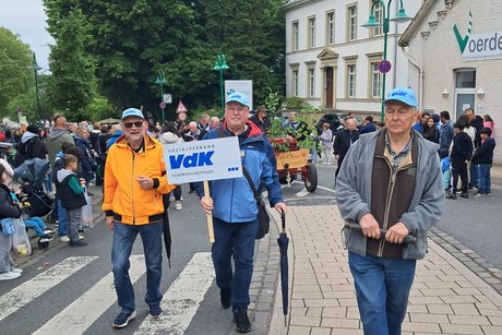 VdK-Mitglieder nehmen an einem Festzug teil