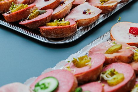 Platten mit belegten Wurst- und Salamibr&ouml;tchen