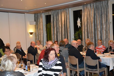 alle Versammelten hören aufmerksam zu