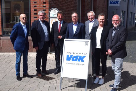 Horst Vöge (VdK-Landesvorsitzender), Herman Temme (Bürgermeister Stadt Brakel), Michael Stickeln (Landrat Kreis Höxter), Peter Bierwirth (Vorsitzender VdK Höxter), Ulrich Schwarte (Kreiskassierer VdK Höxter), Tanja Müller (Geschäftsführerin VdK Höxter) und Frank Franke (ehemaliger Geschäftsführer VdK Höxter).