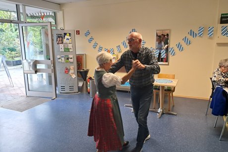 Frau Padberg und Herr Steinbrink beim Tanzen