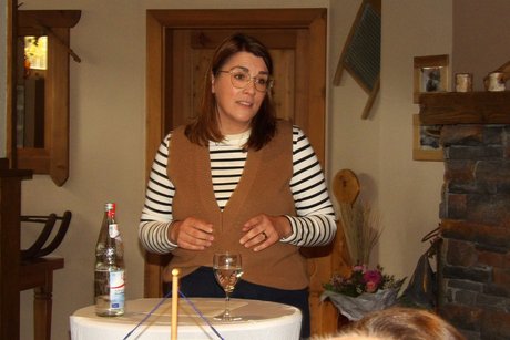 MdL Ina Blumenthal sprach mit den rund 40 Teilnehmenden über aktuelle sozialpolitische Themen; die man im Anschluss gemeinsam auf einer respektvollen Ebene diskutierte.