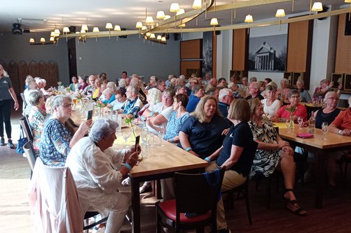 Gut gefüllter Saal beim Grillfest im Kohlpott