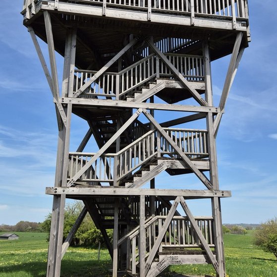 Aussichtsturm aus Holz mit Panoramablick