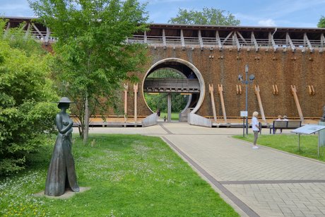 Auf dem Bild ist das rund 70 Meter lange Gradierwerk zu sehen, in dem spezielles Holz intensiv von Salzwasser berieselt wird. So entwickelt sich eine sehr gesunde Atemluft.