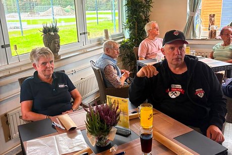 Jubilars- und Ehrenamts-Verleihung des VdK-Ortsverbandes Essen - Katernberg - Stoppenberg - Schonnebeck. Menschen sitzen an Tischen .