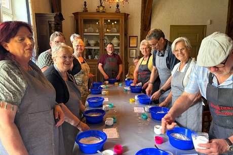 Teigherstellung für das Brotbacken VdK Mitglieder stellen einen Teig her