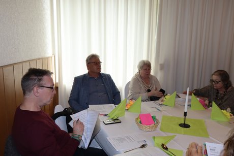 Jahreshauptversammlung 2026 Vier Personen sitzen am Tisch .