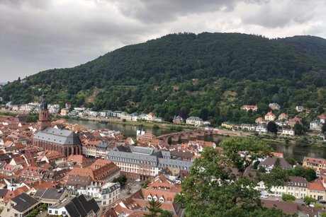 Unterhalb des Schlosses liegt die Altstadt Heidelbergs mit seiner Universtät; hier im Bild als Blick vom Schloß aus ist die Altstadt zu sehen.