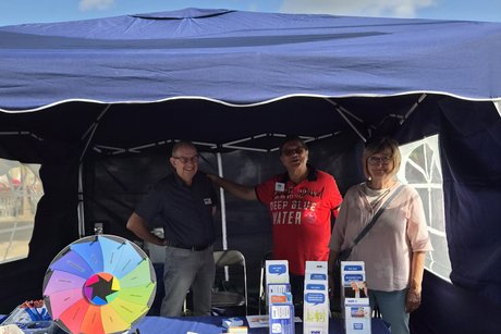 Berater am Stand