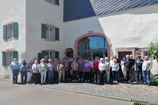 Gruppenbild Ausflug 2026 Gruppenbild OV Sistig, im Hintergrund das Krippenmuseum Klüsserath