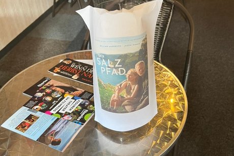 Das Publikum durfte auch diesmal wieder aus drei Filmen seinen Favoriten für den kommenden Monat auswählen und entschied sich für „Der Salzpfad“, ein Drama ohne Kitsch, das den Ausnahmezustand seiner zwei Hauptfiguren stets ernst nimmt.