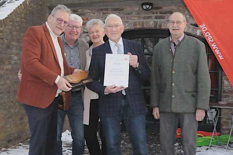 SPD-Fraktionschef J&ouml;rg Lorenz (links) &uuml;berreichte im Rahmen des SPD-Neujahrsempfangs in der Hohen M&uuml;hle den Uedemer Leisten an Johannes Pae&szlig;ens vom Uedemer Turn- und Schwimmverein (2. von rechts). Es gratulierten auch die Vorstandsmitglieder des Ortsverband Uedem im Sozialverband VdK: Karl-Heinz Hermsen (2. von links), Annelene Pipenbacher (3. von links) und Rolf Grootens (rechts), der den Uedemer Leisten im Jahr 2017 &uuml;berreicht bekam.