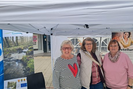 Drei Frauen beim Info-Stand