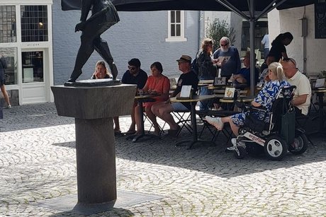 Skulpture mit Menschen im Hintergrund